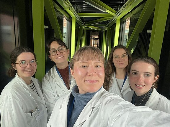 Fünf Tiermedizinstudierende auf dem Weg in das Labor.