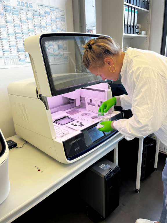 Bestückung des Ion Chef mit den benötigten Reagenzien für die Chip-Beladung. (Foto: Patrick Zitzow)