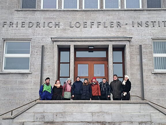 Die Gruppe vor dem Hauptgebäude