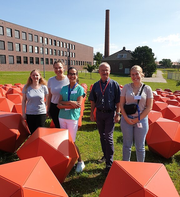 Mit Frau Dr. Wernike und Herr Prof. Mettenleiter auf dem Gelände des FLIs