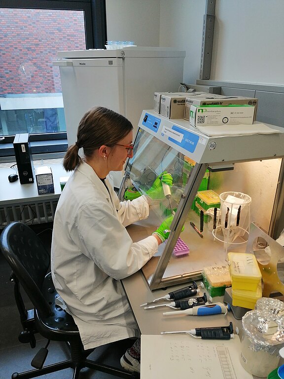 Elisa Bludau beim Vorbereiten einer qPCR.