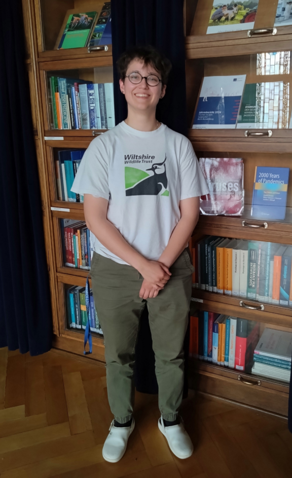 Alexandra Barnickel in der historischen Bibliothek.